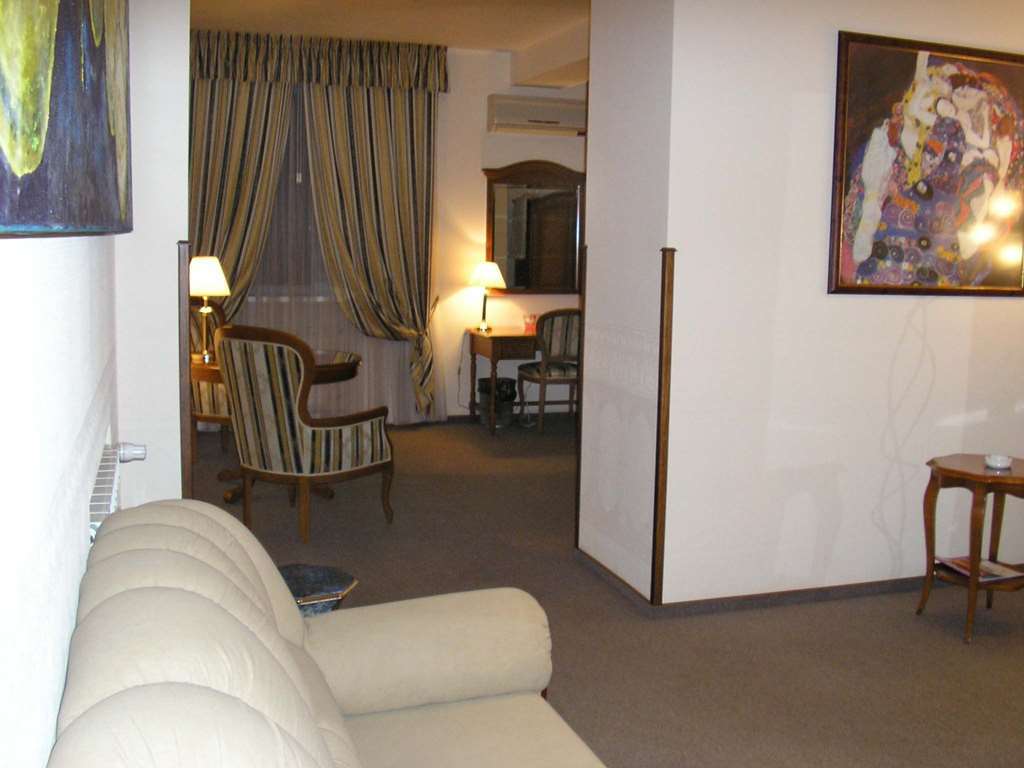 Art Hotel Academy Dnepropetrovsk Quarto foto