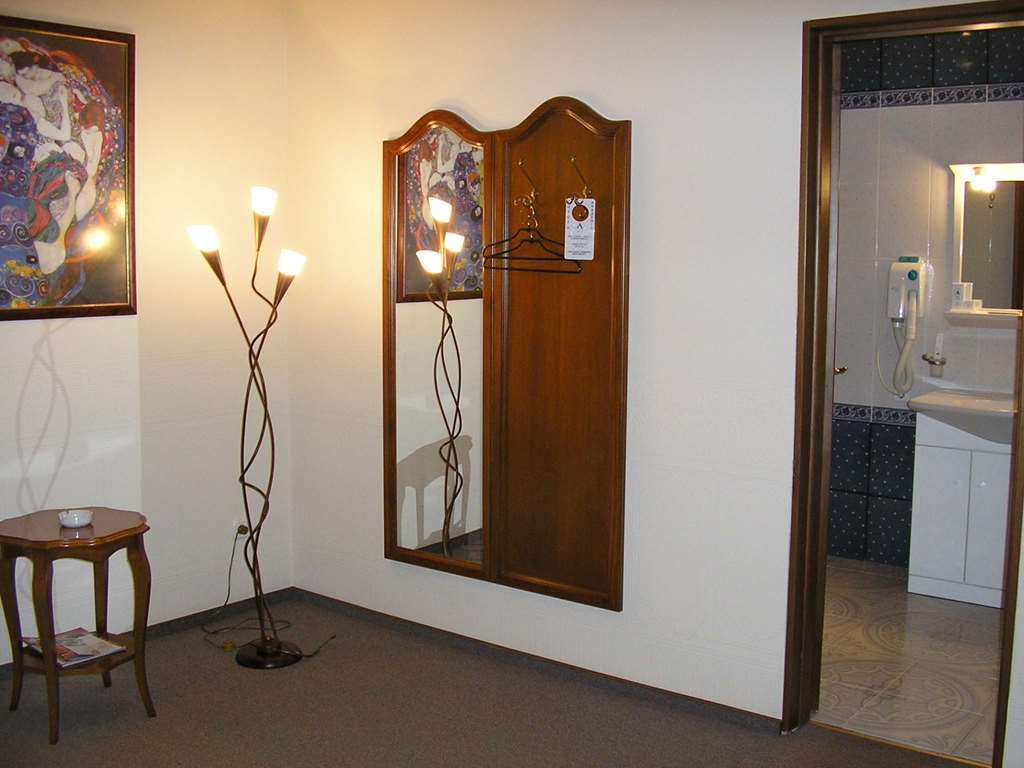Art Hotel Academy Dnepropetrovsk Quarto foto