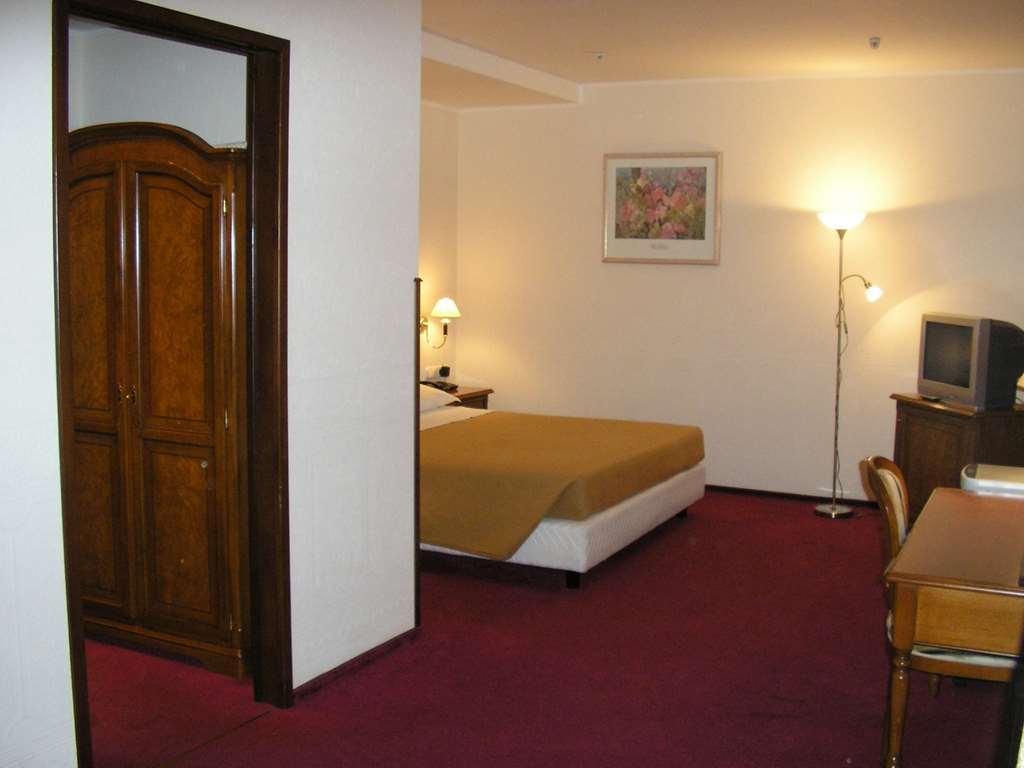 Art Hotel Academy Dnepropetrovsk Quarto foto